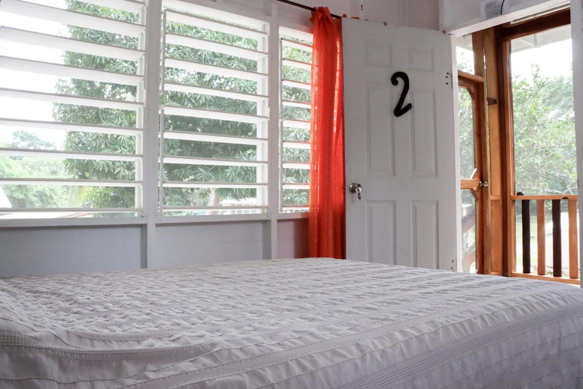 Horse Cottage Sarteneja Luaran gambar